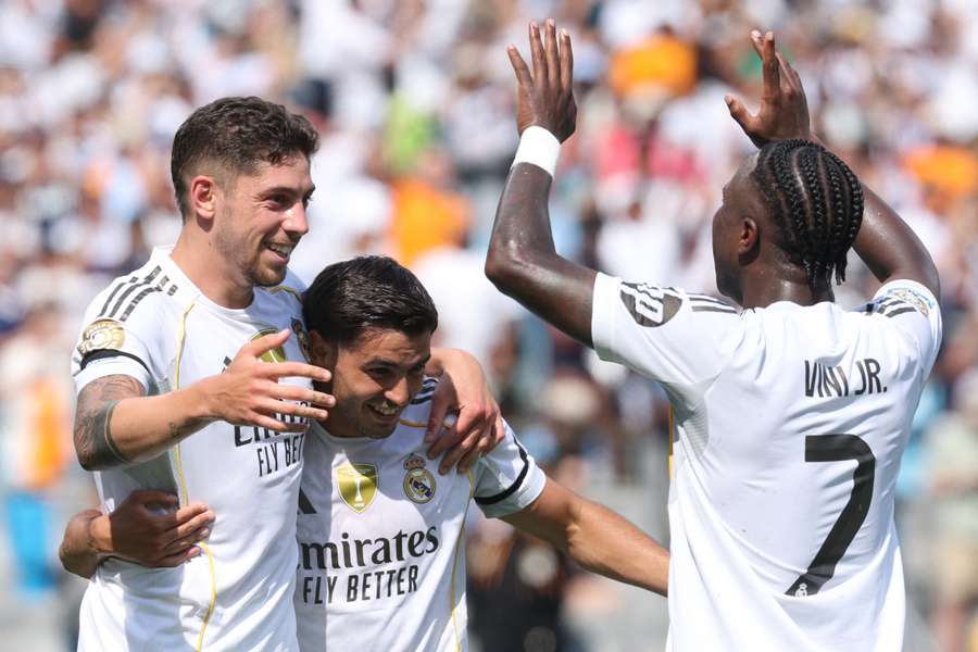 Real Madrid feiert einen 3:1-Sieg über Pachuca bei der Klub-WM.