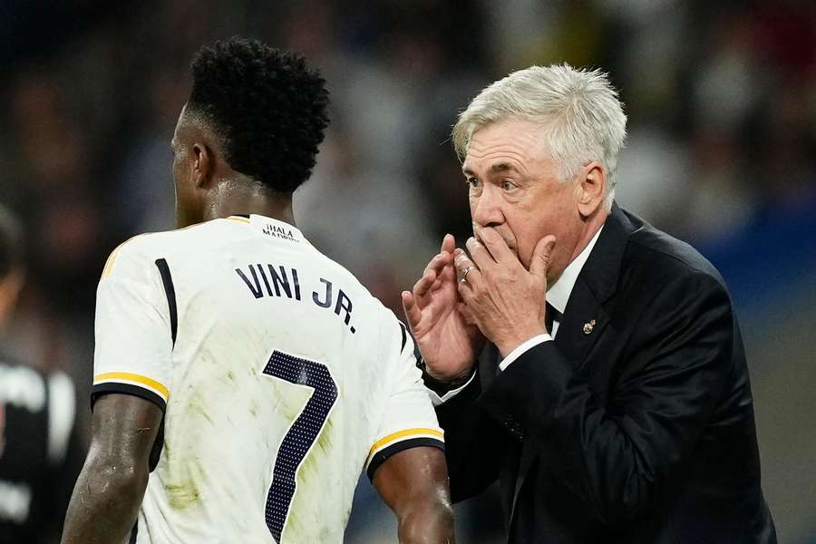 Carlo Ancelotti îi dă indicații lui Vinicius