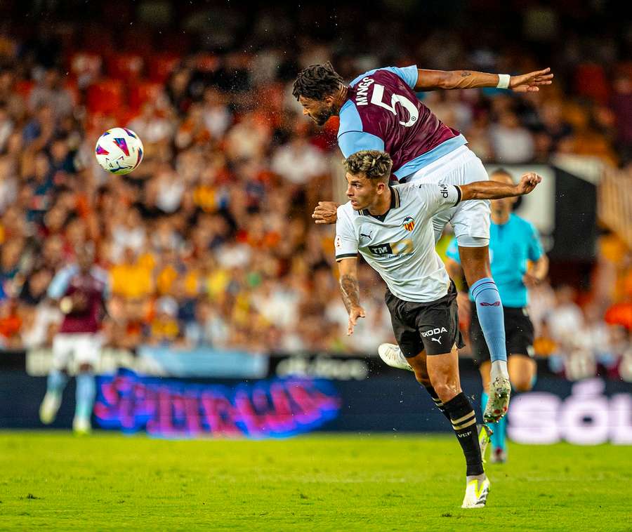 Hugo Duro no pudo hacer mucho ante la defensa del Aston Villa.