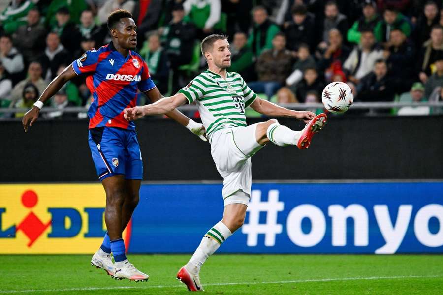 Sampson Dweh a Barnabás Varga v zápase Ferencvárose s Plzní. Sampson Dweh a Barnabás Varga v zápase Ferencvárose s Plzní.