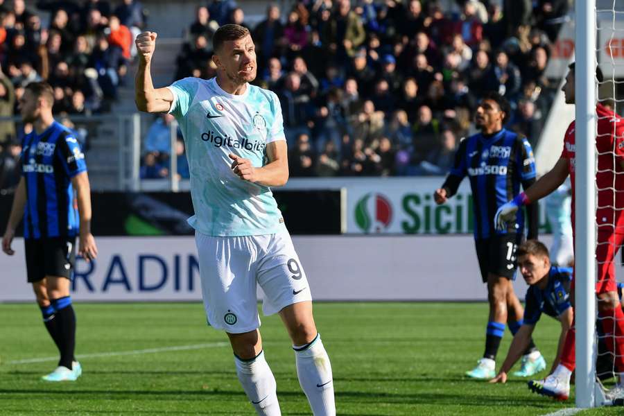 Dzeko bisou diante da Atalanta