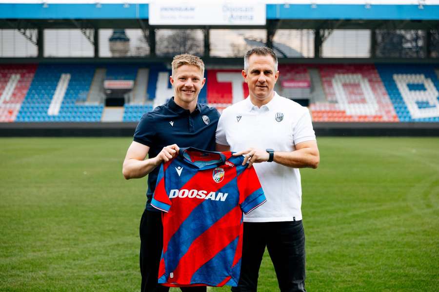 Lukáš Červ se sportovním ředitelem Plzně Martinem Vozábalem. 