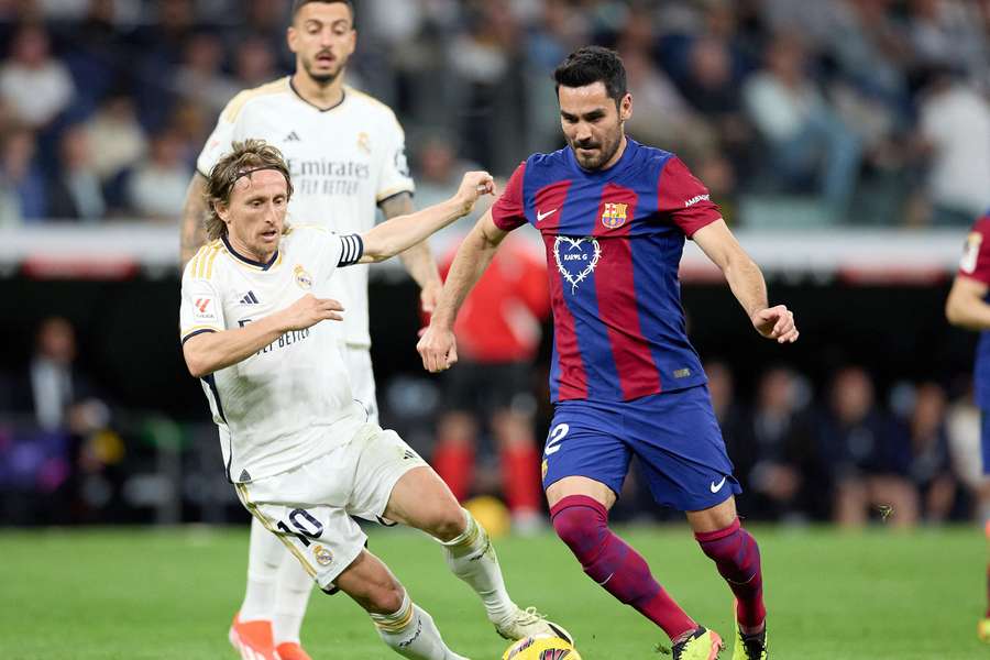 Modric ante Gündogan durante el Clásico de la pasada temporada en el Bernabéu