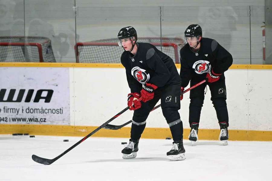 Šimon Nemec počas tréningu pred otváracím stretom nového ročníka NHL.