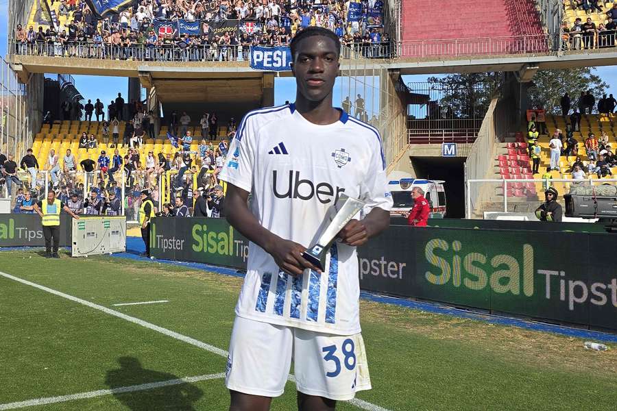 Assane Diao, del Como, recibe el premio al Jugador del Partido tras el encuentro de Serie A entre el Lecce y el Como.