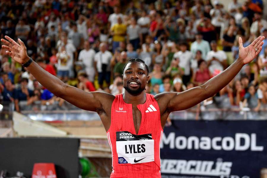 Lyles se prepara para su primer 100 metros de 2025
