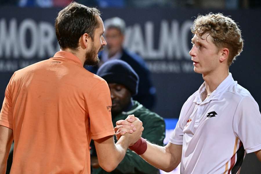 Martín Landaluce saluda a Daniil Medvedev