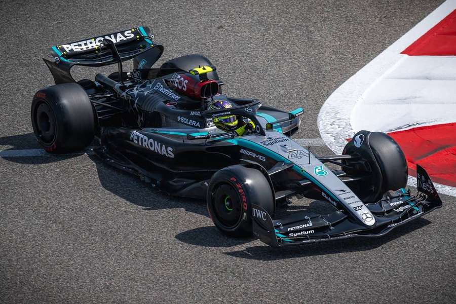 Hamilton in de nieuwe W15 op het circuit van Bahrein tijdens de pre-season tests
