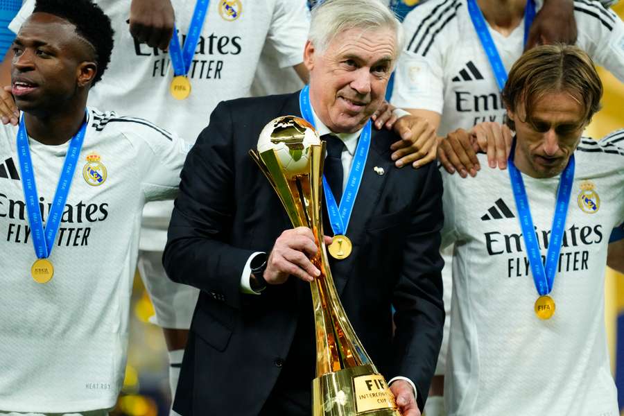 Ancelotti, con la Copa Intercontinental, su 15º título en el Real Madrid