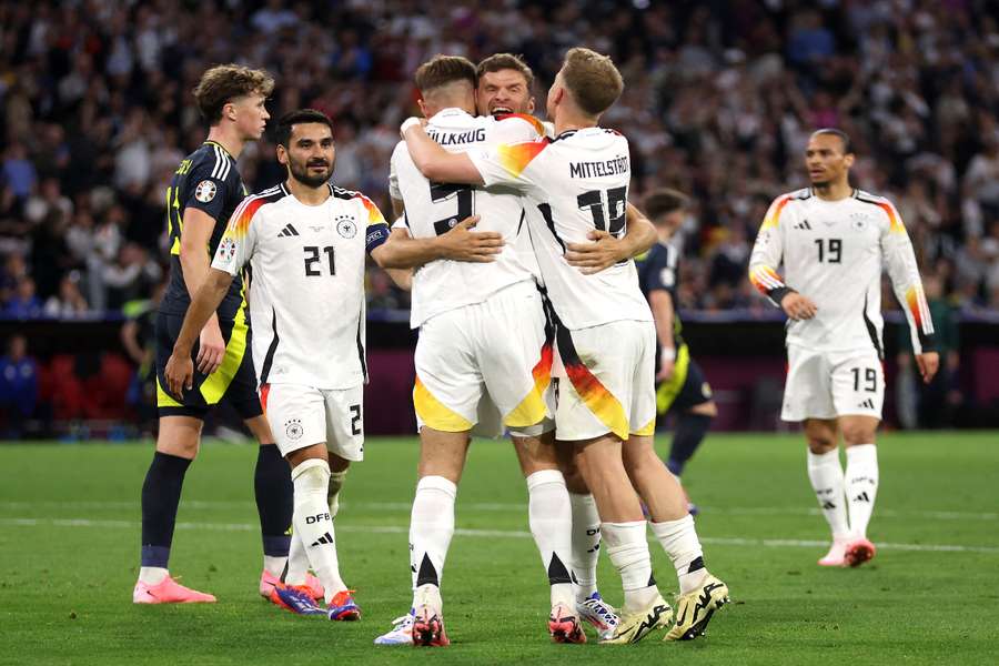 Alemania celebra uno de sus goles ante Escocia