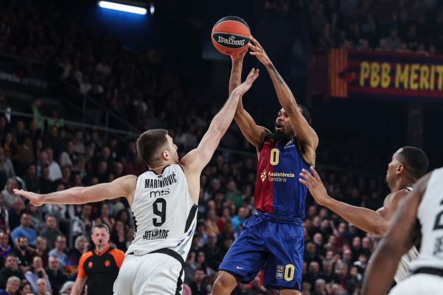 Kevin Punter lanza a canasta ante Vanja Marinkovic