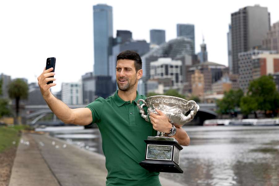 Djokovic exhibe el trofeo del abierto de Australia