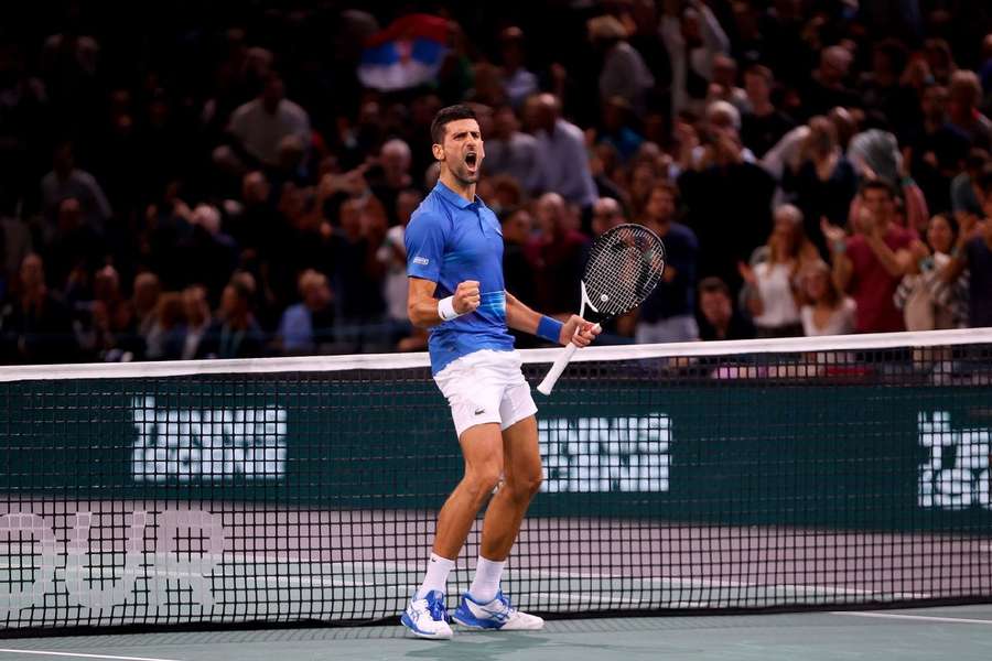 Djokovic trece greu de Tsitsipas și îl va întâlni pe Rune în finala Masters-ului de la Paris