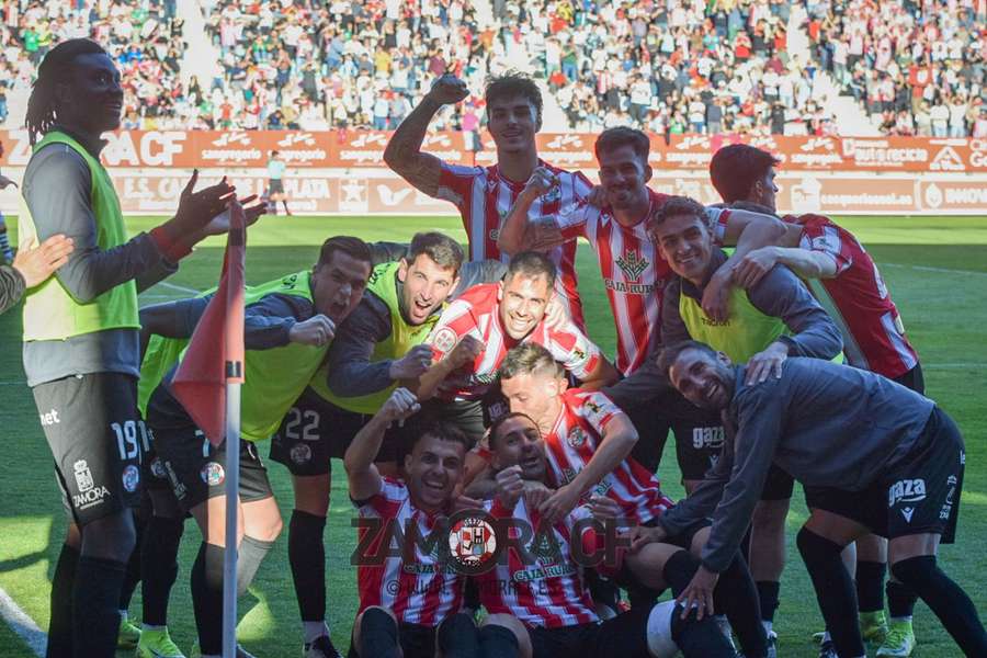 Los jugadores del Zamora, celebran su victoria en la anterior jornada contra Unionistas