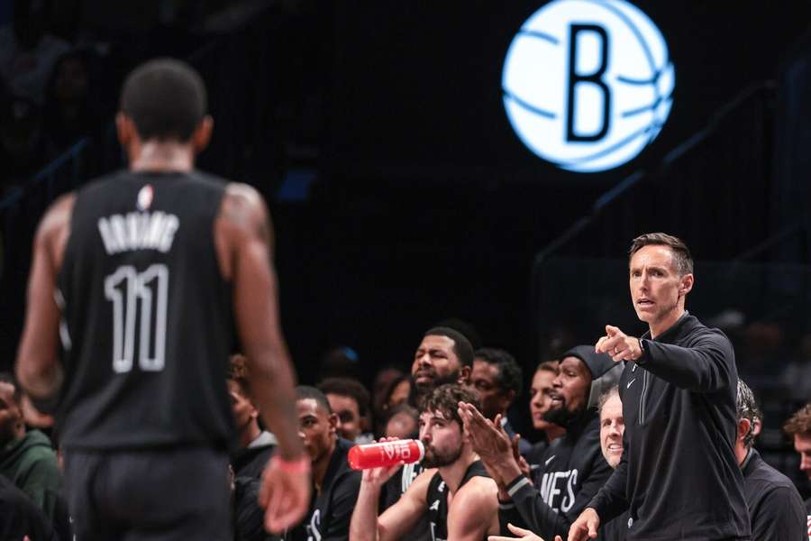 Steve Nash na střídačce Brooklynu
