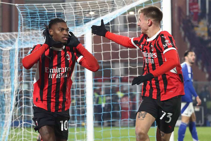 Rafael Leao celebra con su compañero Francesco Camarda tras marcar el segundo gol del Milan contra el Como.