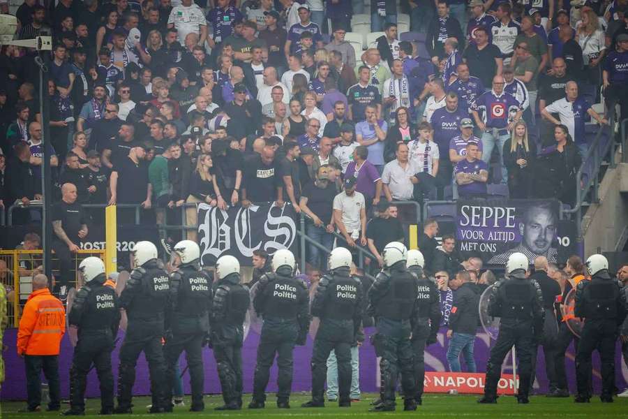 Poliția intervine la un meci Anderlecht - FC Brugges