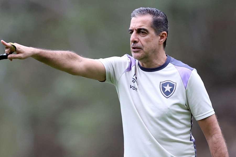 Renato Paiva em treino do Botafogo