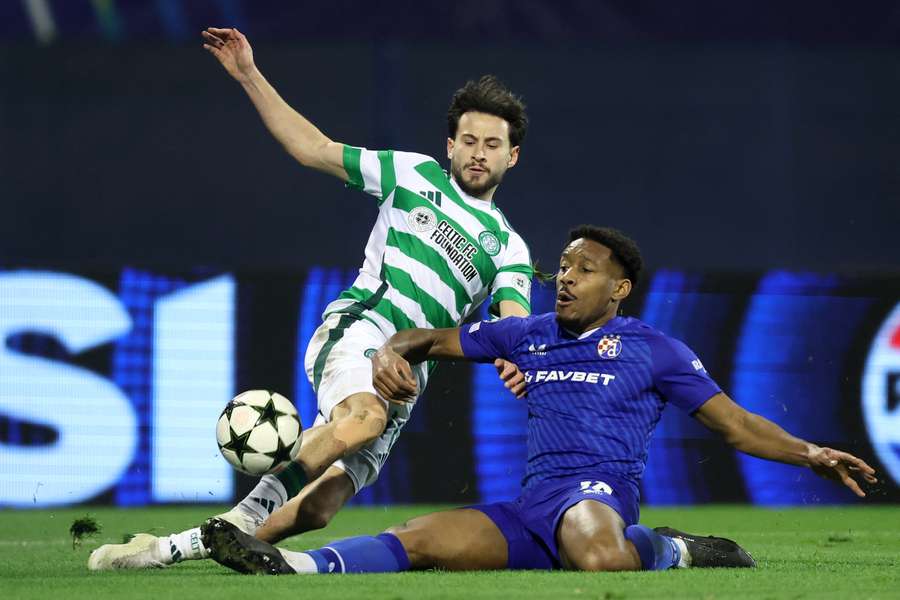 Ronael Pierre-Gabriel, del Dinamo de Zagreb, entra a Nicolas Kuhn, del Celtic, durante el empate sin goles del martes.