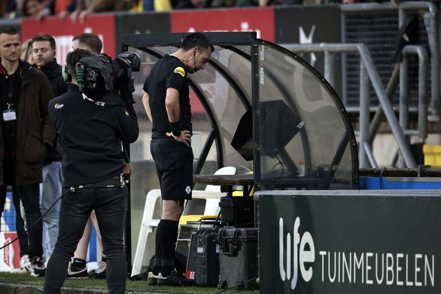 Der Videoassistent bekommt vor der Europameisterschaft 2024 eine klare Aufgabenverteilung. Der Videoassistent bekommt vor der Europameisterschaft 2024 eine klare Aufgabenverteilung.