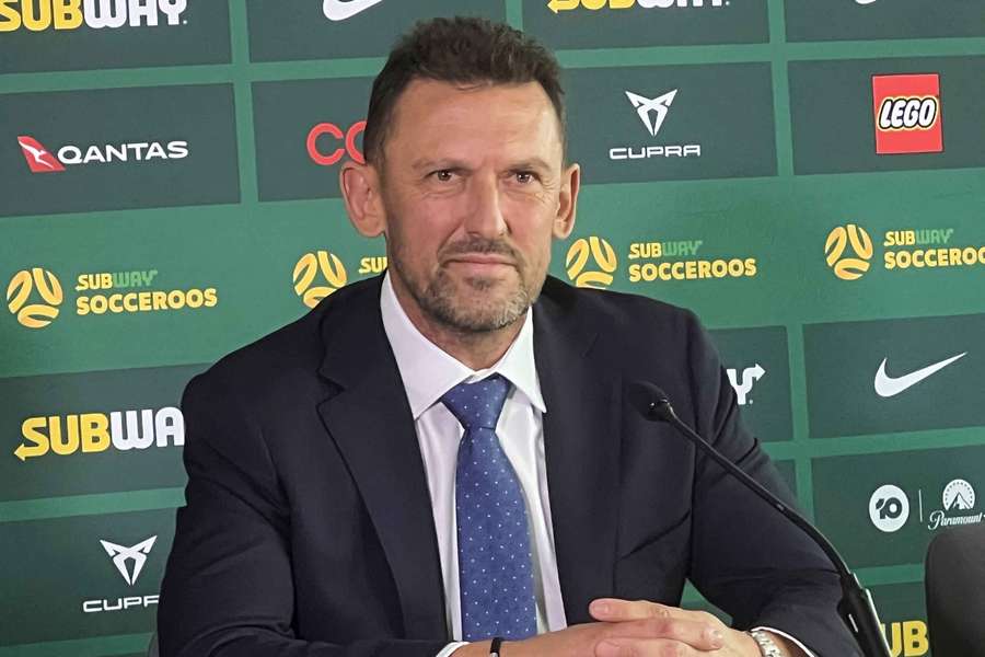 Tony Popovic fala aos meios de comunicação social depois de ter sido nomeado novo treinador da seleção nacional da Austrália