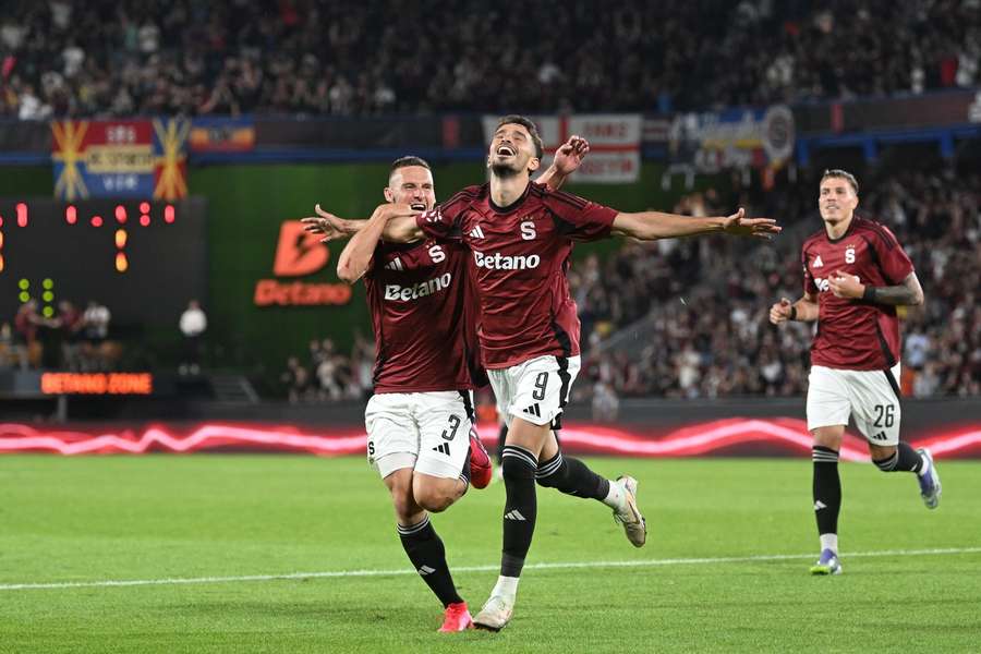 Albion Rrahamni slaví vítězný gól v zápase se Sigmou.