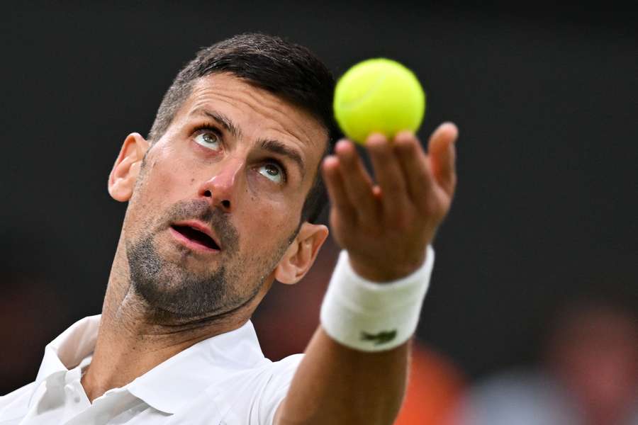 Novak Djokovic schlägt Alexei Popyrin in vier Sätzen.