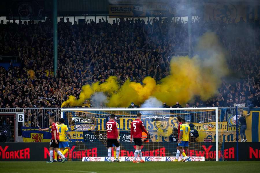Umkämpftes Niedersachsenderby mit einem Sieger in gelb: Eintracht Braunschweig schlägt Hannover 96.