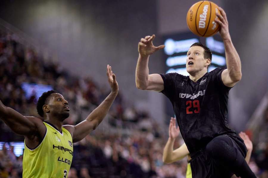 Luka Bozic, ante Melvin Ejim en el Coviran Granada-Hiopos Lleida