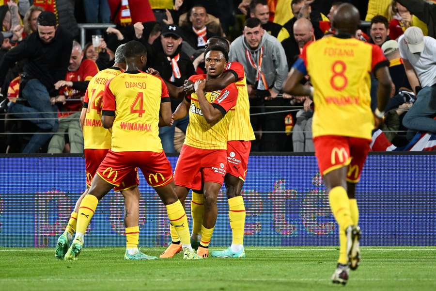 Feest op het veld en de tribunes na de 2-0 van Openda