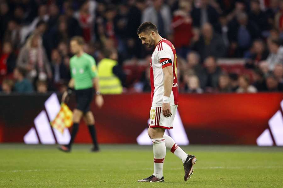 Dusan Tadic verlaat teleurgesteld het veld na de 0-0