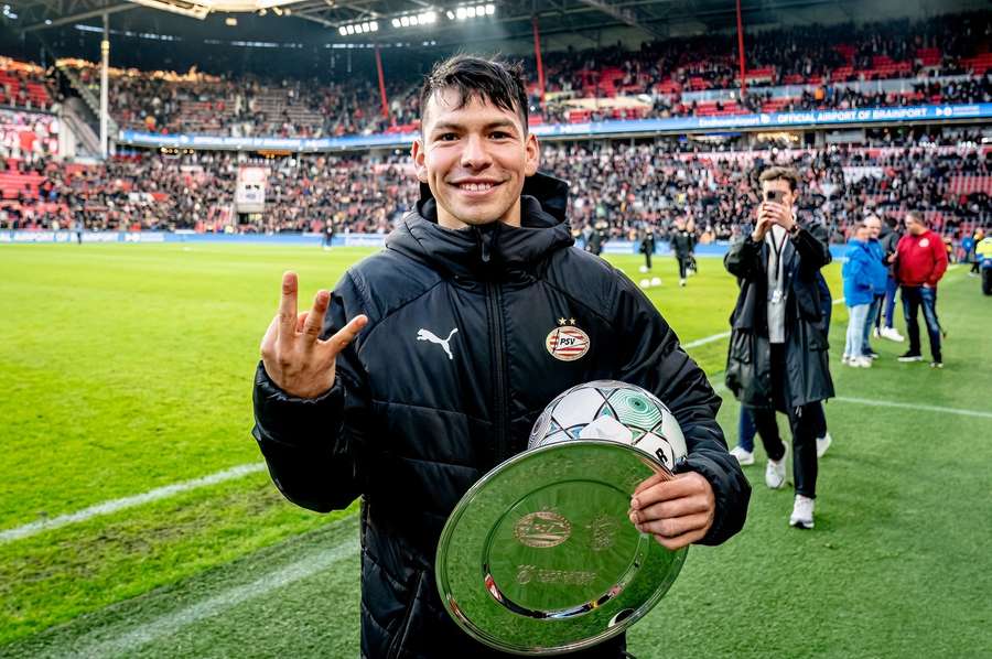 Hirving Lozano maakte een hattrick in de thuiswedstrijd tegen Ajax