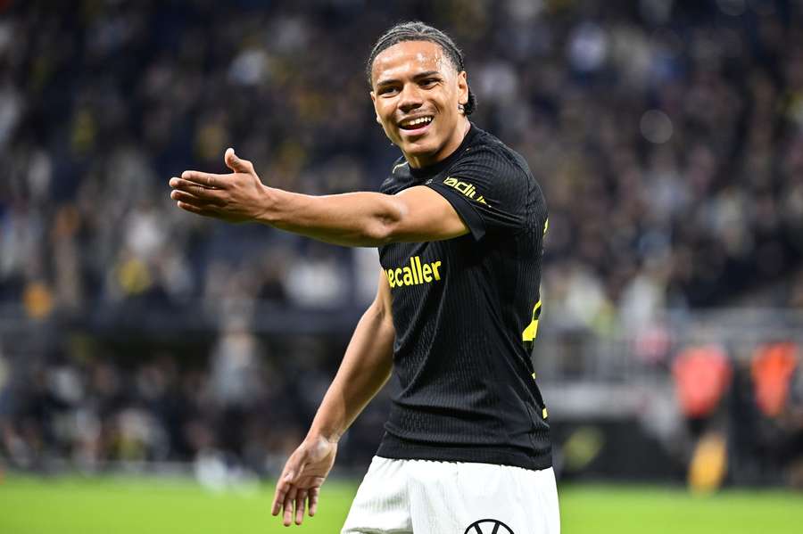 Filling dá cartas no AIK Filling dá cartas no AIK