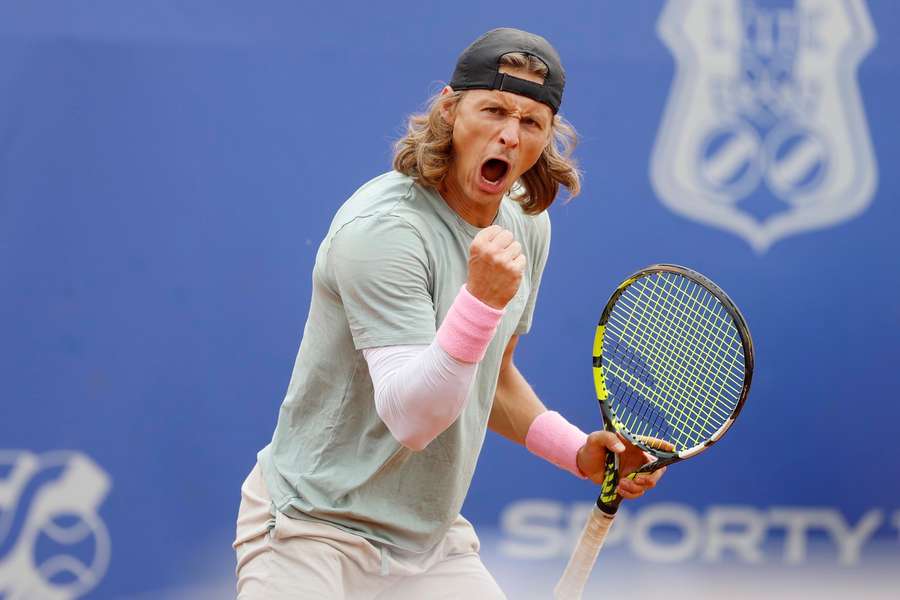 Bartoň v Japonsku přežil bitvu.