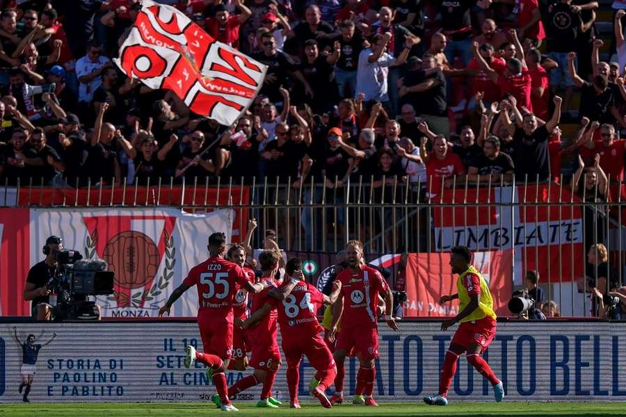 I calciatori del Monza festeggiano il gol di Gytkjaer che, la scorsa stagione, diede la vittoria ai brianzoli sulla Juve