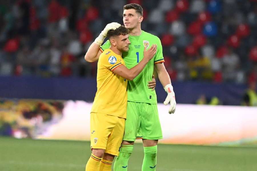 Portarul Stefan Târnovanu îl consolează pe Dragos Albu dupa meciul cu Ucraina U21