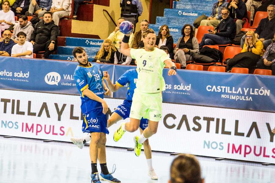 Carslbogard lanza a puerta contra el Recoletas Atlético Valladolid
