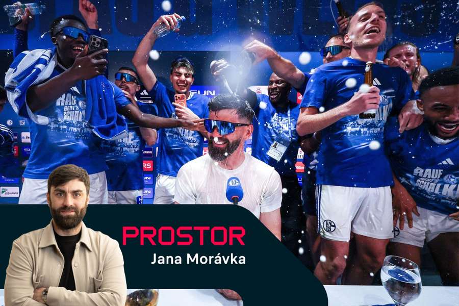 Hráči Schalke oslavují s trenérem Mironem Mušličem postup do Bundesligy.