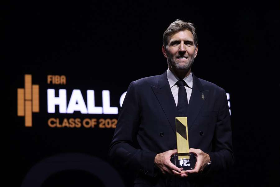 Dirk Nowitzki hat bei seiner Rede mit technischen Problemen zu kämpfen