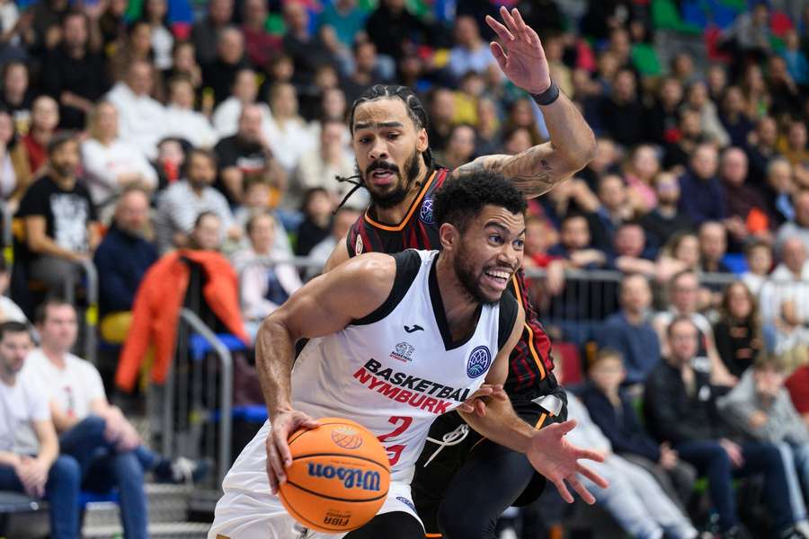 Stephen Brown z Nymburka a Otis Livingston z Galatasaraye v souboji.