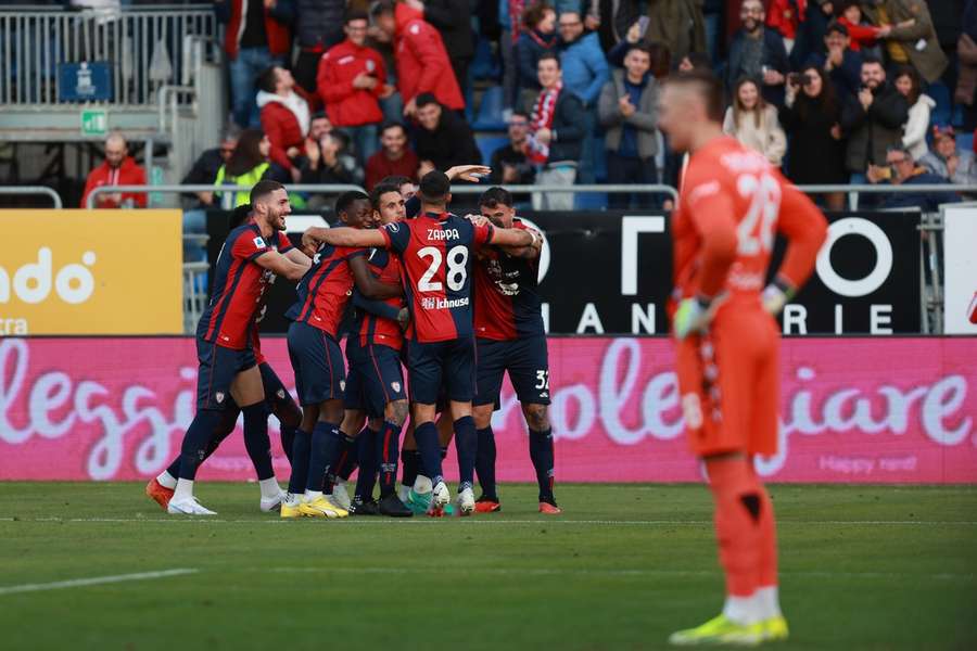 L'esultanza del Cagliari dopo il 2-1 sul Bologna