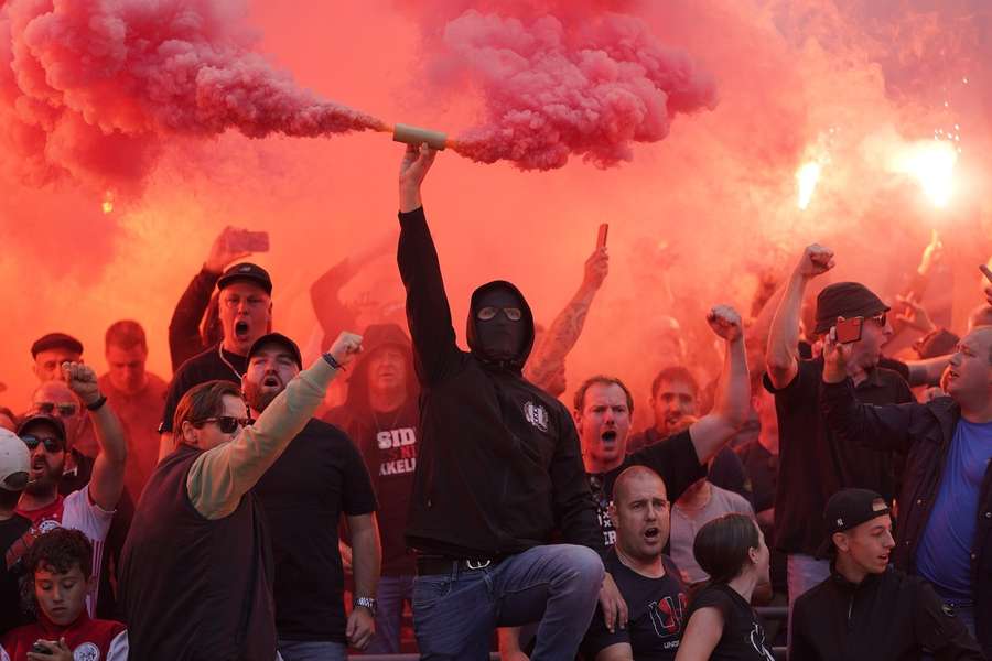 Incidente în tribune! Derby-ul Ajax - Feyenoord, suspendat la scorul de 0-3