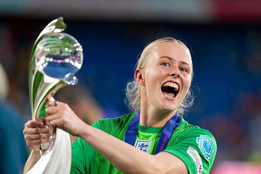 Hannah Hampton feiert den EM-Titel.