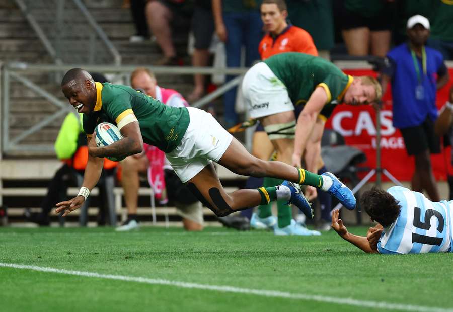 South Africa's Aphelele Fassi scores a try