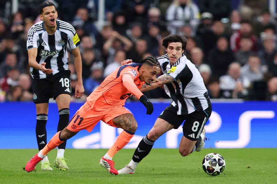 Raphinha parou na marcação do Newcastle