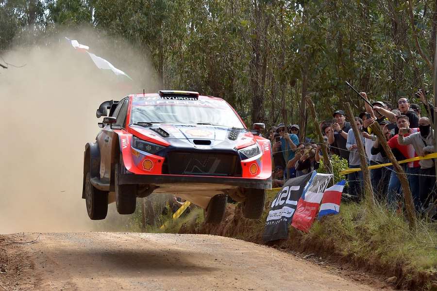 Neuville tem 6,4 segundos de vantagem sobre o francês Sébastien