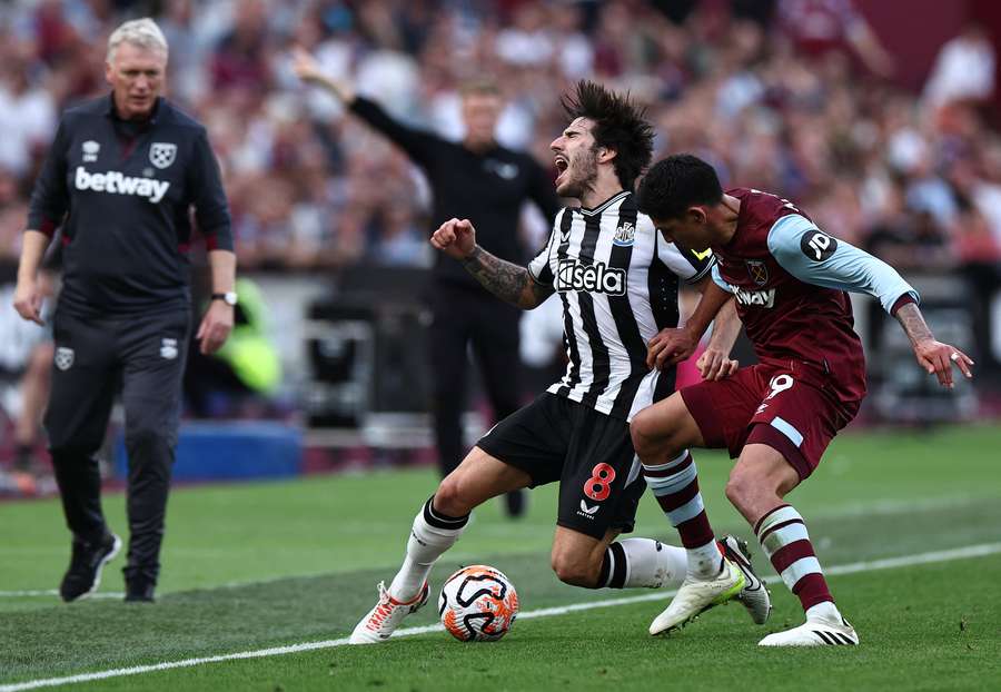 Sandro Tonali in azione con la maglia del Newcastle