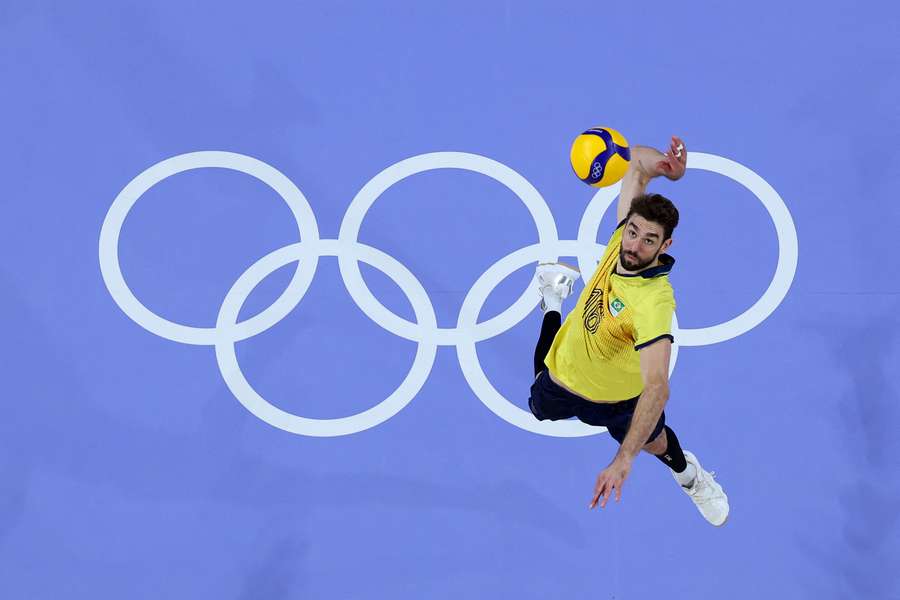 O brasileiro Lucas sacando na Arena Paris Sul 1