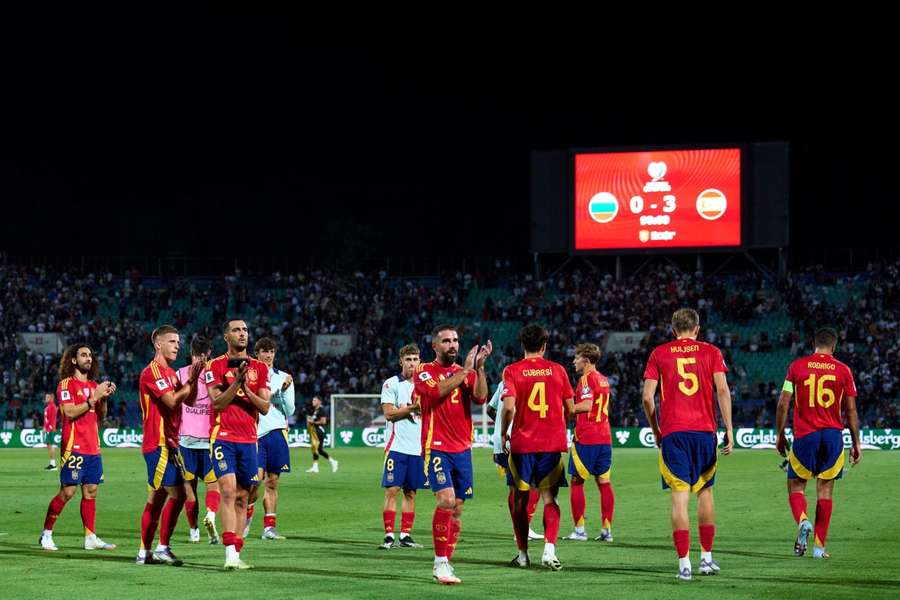 Los jugadores de España saludan a su afición tras el 0-3 ante Bulgaria