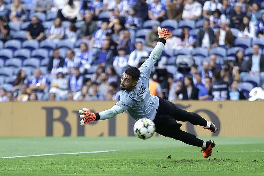 Diogo Costa faz apenas treino condicionado